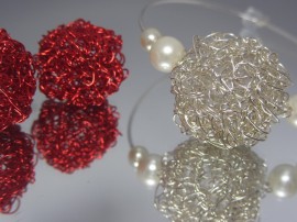 Orecchini sfere in anelli con perle