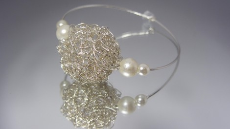 Orecchini sfere in anelli con perle